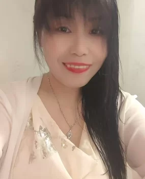 三点粉嫩 下面水是相当的多，