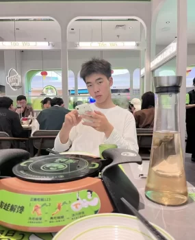 刚大学毕业的，185小哥哥