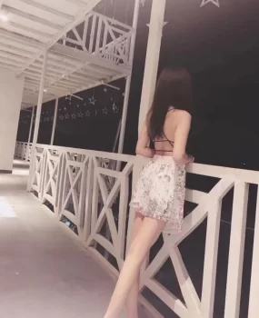 白嫩大咪咪粉嫩小穴被干的淫水直流