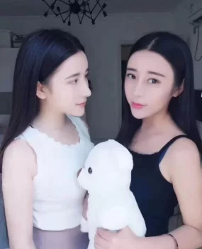 双胞胎姐妹